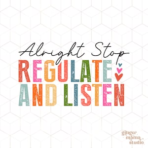 Puede incluir: Un diseño gráfico colorido con el texto "Alright Stop Regulate And Listen" en una fuente desgastada. El texto está en varios colores, incluyendo rojo, naranja, amarillo, verde, azul y rosa. El fondo es un patrón geométrico blanco y dorado.