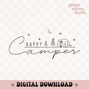 Könnte beinhalten: Schwarz-weiß-Linienzeichnung eines Wohnwagens mit einem Herz im Fenster, zwei Kiefern, einem Halbmond und Sternen. Der Text "Happy Camper" ist in einer kursivschriftlichen Schriftart geschrieben.