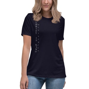 Camiseta feminina com design 'alinhado' dos Ministérios Cristo é Rei