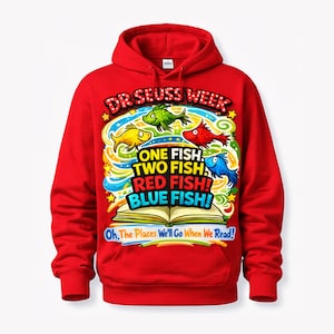 Puede incluir: Una sudadera con capucha roja con un diseño gráfico colorido. El diseño incluye el texto "DR SEUSS WEEK" y "ONE FISH TWO FISH RED FISH BLUE FISH!" con ilustraciones de peces y un libro abierto. También incluye la frase "Oh, The Places We'll Go When We Read!".