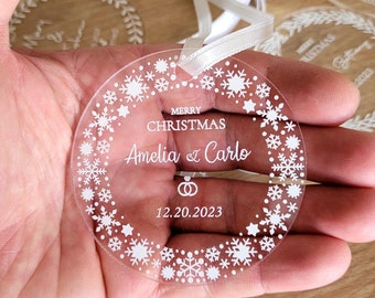 Könnte beinhalten: Ein runder, transparenter Weihnachtsbaumschmuck mit einem weißen Schneeflockenmuster und dem Text "Merry Christmas Amelia & Carlo 12.20.2023"
