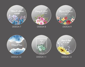 Pode incluir: Doze designs diferentes para lembrancinhas de casamento, cada um com um design floral e texto diferentes. Os designs incluem flores azuis, flores rosas, flores vermelhas, flores verdes e girassóis. O texto inclui os nomes do casal e a data do casamento.