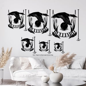 Puede incluir: Arte de pared de metal negro con un lo&oacute;n volando con juncos y la palabra "BULLIARD" en una fuente decorativa. El arte est&aacute; disponible en cinco tama&ntilde;os: 30 cm, 35 cm, 45 cm, 60 cm y 90 cm.