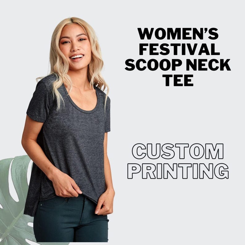 Może przedstawiać: Szary t-shirt z okrągłym dekoltem i luźnym krojem. T-shirt jest wykonane z miękkiej, wygodnej tkaniny i idealnie nadaje się do codziennego noszenia.  "Women's Festival Scoop Neck Tee" i "Custom Printing" są napisane czarnym tekstem na białym tle.
