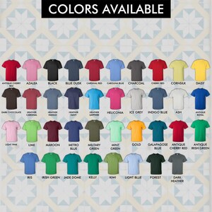 Pu&ograve; includere: Una tabella di 30 colori di magliette diversi, ogni colore &egrave; rappresentato da una maglietta. I colori sono: Rosso ciliegia antico, Azalea, Nero, Blu crepuscolo, Rosso cardinale, Blu Carolina, Antracite, Rosso ciliegia, Seta di mais, Margherita, Cioccolato fondente, Cardinale di brughiera, Indaco di brughiera, Blu navy di brughiera, Zaffiro di brughiera, Heliconia, Grigio ghiaccio, Blu indaco, Cenere, Reale antico, Rosa chiaro, Lime, Marrone, Blu metro, Verde militare, Verde menta, Oro, Blu Galapagos, Rosso ciliegia antico, Verde irlandese antico, Iris, Verde irlandese, Cupola di giada, Kelly, Kiwi, Azzurro, Foresta, Marrone scuro.
