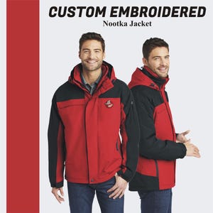 Pu&ograve; includere: Due uomini indossano giacche rosse e nere con cappuccio. Le giacche hanno una chiusura a zip e pi&ugrave; tasche. Le giacche hanno un logo sul petto sinistro. Il testo "CUSTOM EMBROIDERED" e "Nootka Jacket" &egrave; in alto nell'immagine.