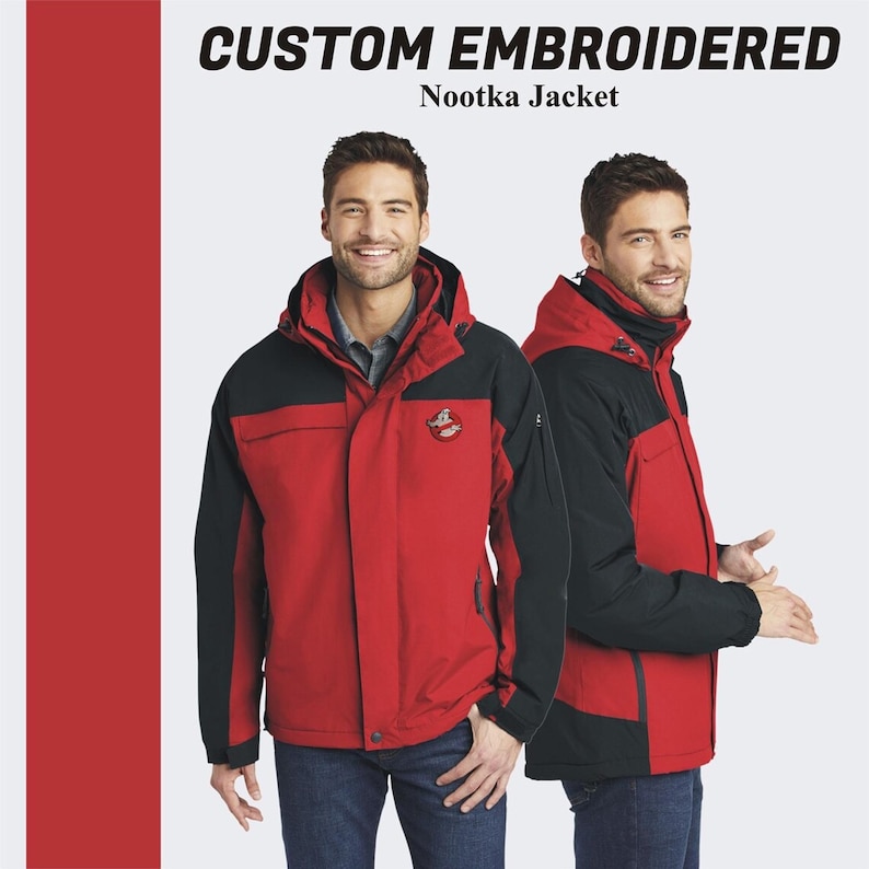 Pu&ograve; includere: Due uomini indossano giacche rosse e nere con cappuccio. Le giacche hanno una chiusura a zip e pi&ugrave; tasche. Le giacche hanno un logo sul petto sinistro. Il testo "CUSTOM EMBROIDERED" e "Nootka Jacket" &egrave; in alto nell'immagine.