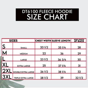 Puede incluir: Tabla de tallas para una sudadera con capucha de forro polar, que muestra las medidas de ancho de pecho, longitud de manga y longitud del cuerpo en la espalda en pulgadas para las tallas S, M, L, XL, XXL y XXXL.