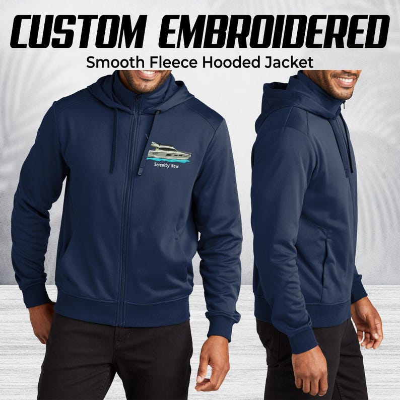 Pode incluir: Casaco com capuz de l&atilde; lisa azul marinho com z&iacute;per completo. O casaco apresenta um design de barco bordado com o texto "Serenity Now". A parte superior da imagem diz "CUSTOM EMBROIDERED".