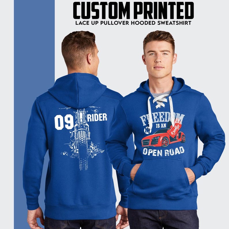 Puede incluir: Sudadera con capucha azul de cord&oacute;n, de cuello redondo, con un gr&aacute;fico de motocicleta blanco en la espalda y un gr&aacute;fico blanco de un coche rojo con el texto "FREEDOM IS AN OPEN ROAD" en la parte delantera.