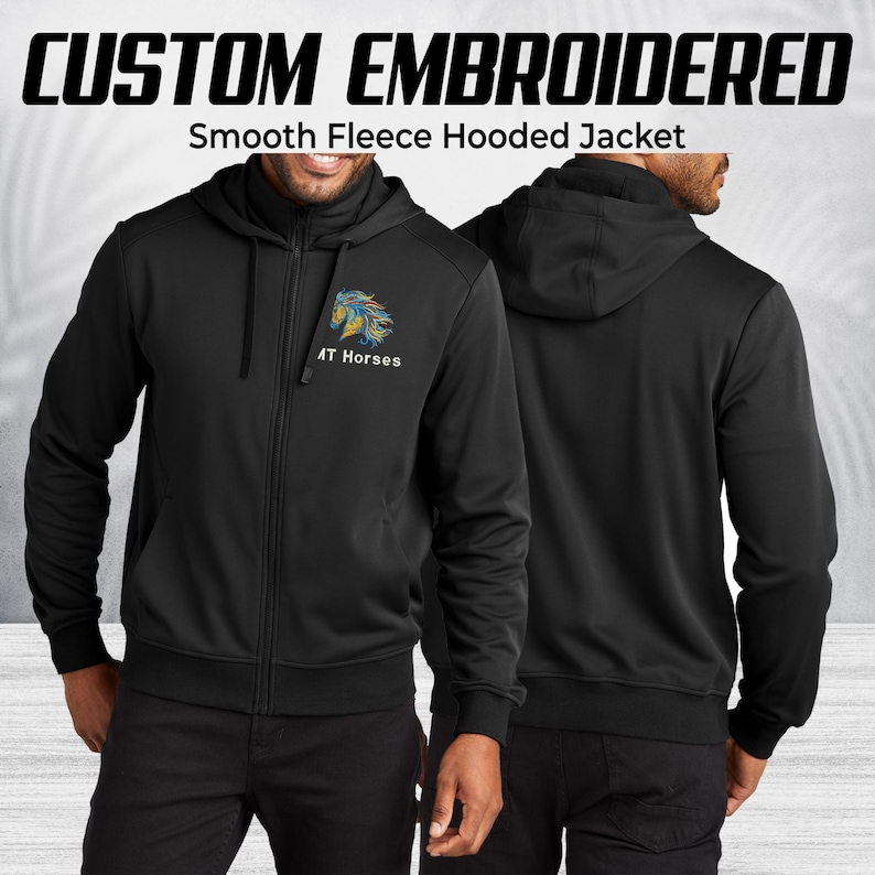 Pode incluir: Casaco com capuz de l&atilde; lisa preta com z&iacute;per completo e capuz. O casaco tem o texto "CUSTOM EMBROIDERED" acima do texto "Smooth Fleece Hooded Jacket". Possui um logotipo de cavalo bordado e o texto "4T Horses" no peito esquerdo.