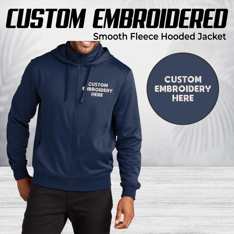 Pode incluir: Casaco com capuz de l&atilde; lisa azul marinho com z&iacute;per completo. O casaco tem as palavras "CUSTOM EMBROIDERY HERE" bordadas no peito. A imagem tamb&eacute;m inclui o texto "CUSTOM EMBROIDERED Smooth Fleece Hooded Jacket".