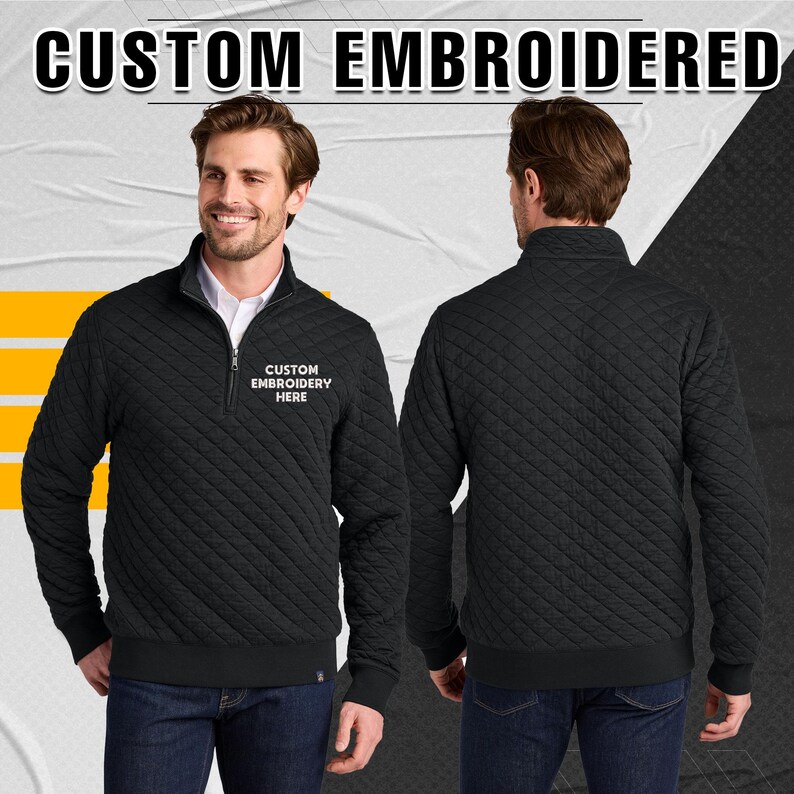 Peut inclure: Sweat-shirt noir matelass&eacute; &agrave; fermeture &eacute;clair quart de cercle avec le texte "CUSTOM EMBROIDERED" en haut. Le sweat-shirt pr&eacute;sente un motif en losange et une petite zone brod&eacute;e avec "CUSTOM EMBROIDERY HERE".