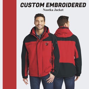 Pu&ograve; includere: Una giacca rossa e nera con cappuccio. La giacca ha una chiusura a zip e un logo ricamato sul petto. Il testo "CUSTOM EMBROIDERED" e "Nootka Jacket" &egrave; visualizzato sopra l'immagine.