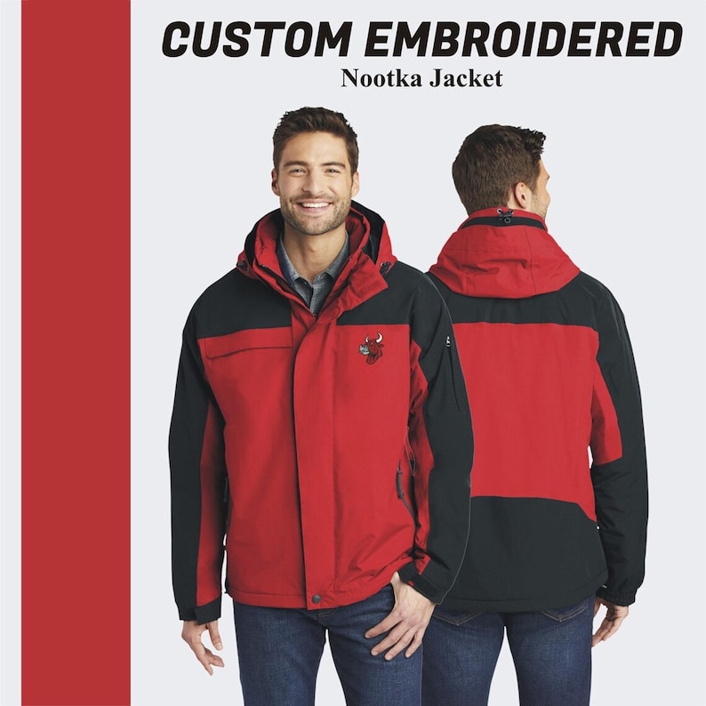 Pu&ograve; includere: Una giacca rossa e nera con cappuccio. La giacca ha una chiusura a zip e un logo ricamato sul petto. Il testo "CUSTOM EMBROIDERED" e "Nootka Jacket" &egrave; visualizzato sopra l'immagine.