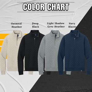 Peut inclure: Nuancier pr&eacute;sentant quatre pulls &agrave; quart de fermeture &eacute;clair matelass&eacute;s en Oatmeal Heather, Deep Black, Light Shadow Grey Heather et Navy Blazer. Chaque pull a un motif en losange et un col montant. Le texte "COLOR CHART" est inclus.