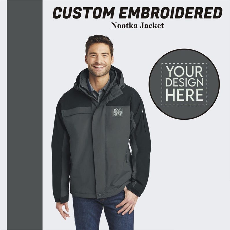 Pu&ograve; includere: Una giacca grigia e nera con cappuccio e chiusura a zip. La giacca ha un logo sul petto sinistro che dice "YOUR DESIGN HERE".