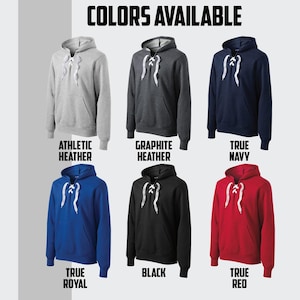 Puede incluir: Seis variaciones de color diferentes de una sudadera con capucha con un detalle de encaje en el cuello. Los colores son Gris deportivo, Gris grafito, Azul marino verdadero, Azul real, Negro y Rojo verdadero.