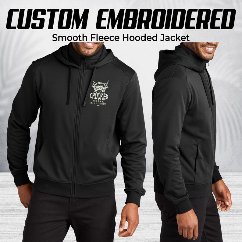 Pode incluir: Casaco com capuz de l&atilde; lisa preta com z&iacute;per completo e capuz. O casaco tem as palavras "CUSTOM EMBROIDERED" e "Smooth Fleece Hooded Jacket". O logotipo "Crooked Creek Highlands" est&aacute; no peito esquerdo.