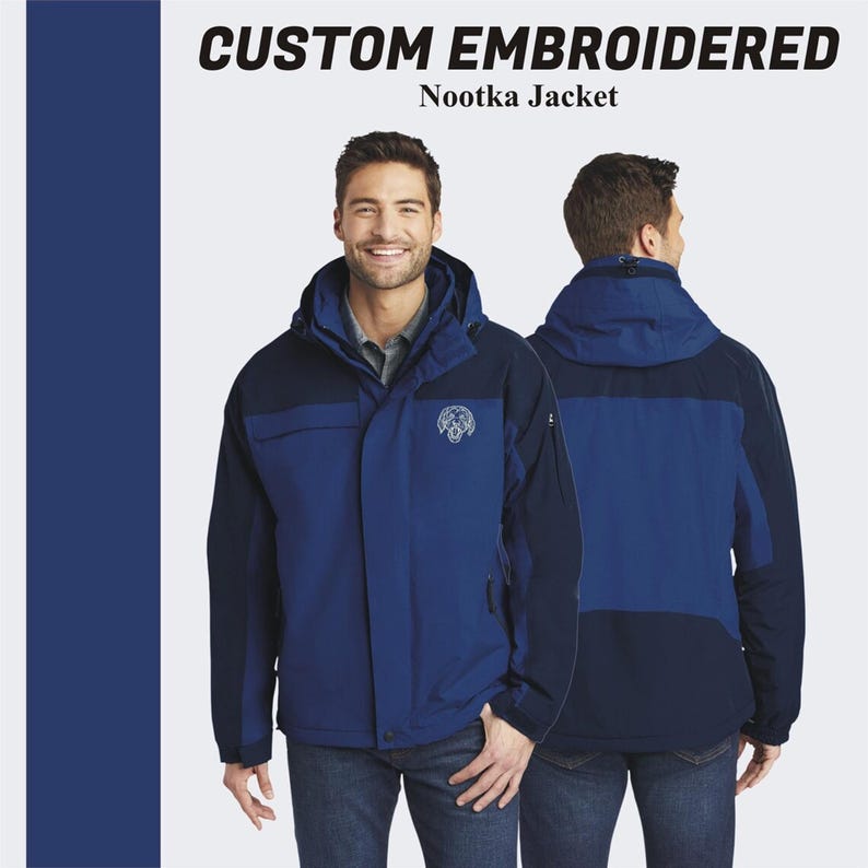 Pu&ograve; includere: Una giacca con cappuccio blu e blu navy con chiusura a zip. La giacca ha un logo ricamato sul petto sinistro. Il testo "CUSTOM EMBROIDERED" e "Nootka Jacket" &egrave; visualizzato sopra l'immagine.