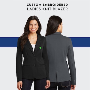 Puede incluir: Dos mujeres vistiendo blazers de punto, uno en negro y otro en gris antracita. Ambos blazers tienen un cierre de un solo bot&oacute;n y una solapa de muesca. Los blazers son entallados y tienen una silueta ajustada. El texto "CUSTOM EMBROIDERED LADIES KNIT BLAZER" se muestra en la parte superior de la imagen.