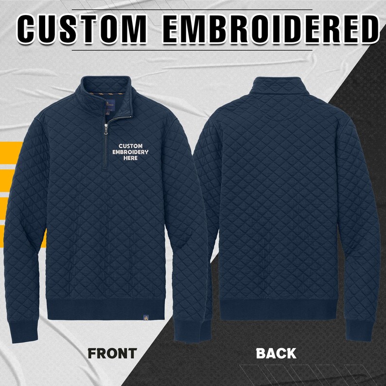 Peut inclure: Sweat-shirt bleu marine matelass&eacute; &agrave; fermeture &eacute;clair quart de zip avec le texte "CUSTOM EMBROIDERED" en haut. Le devant du sweat-shirt porte le texte "CUSTOM EMBROIDERY HERE". Le dos du sweat-shirt est &eacute;galement visible.