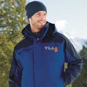 Pu&ograve; includere: Una giacca invernale blu e nera con cappuccio e un logo che dice "VLA8 NEWS" sul petto sinistro.