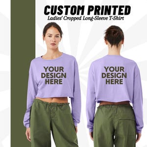 Może przedstawiać: Lavendelkowy, kr&oacute;tki t-shirt z długim rękawem i okrągłym dekoltem. Na przodzie i tyle nadrukowany jest napis "YOUR DESIGN HERE".