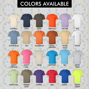 Pu&ograve; includere: Un grafico che mostra 24 colori di magliette diversi. I colori sono disposti in quattro righe di sei colori ciascuna. I colori sono: Naturale, Blu navy, Oliva, Arancione, Orchidea, PFD, Blu pietra, Marrone, Mandarino, Arancione Texas, Oro di Las Vegas, Bianco, Arancione di sicurezza, Rosa di sicurezza, Sabbia, Zaffiro, Cielo, Grigio sportivo, Pistacchio, Polvere di prateria, Viola, Rosso, Reale, Verde di sicurezza.