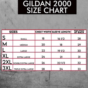 Pu&ograve; includere: Una tabella delle taglie per le magliette Gildan 2000, che mostra le misure di larghezza del petto, lunghezza della manica e lunghezza del corpo nella parte posteriore in pollici per le taglie S, M, L, XL, 2XL e 3XL.
