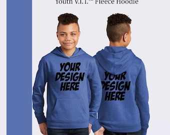 Può includere: Una felpa con cappuccio in pile blu per ragazzi con una tasca anteriore e posteriore. La felpa ha il testo "YOUR DESIGN HERE" stampato in nero sul davanti e sul retro.