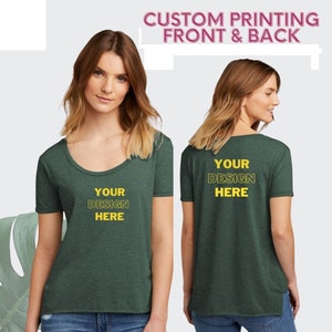 Może przedstawiać: Zielony t-shirt z okrągłym dekoltem i kr&oacute;tkimi rękawami. Na przodzie i tyle nadrukowany jest napis "YOUR DESIGN HERE" w kolorze ż&oacute;łtym.