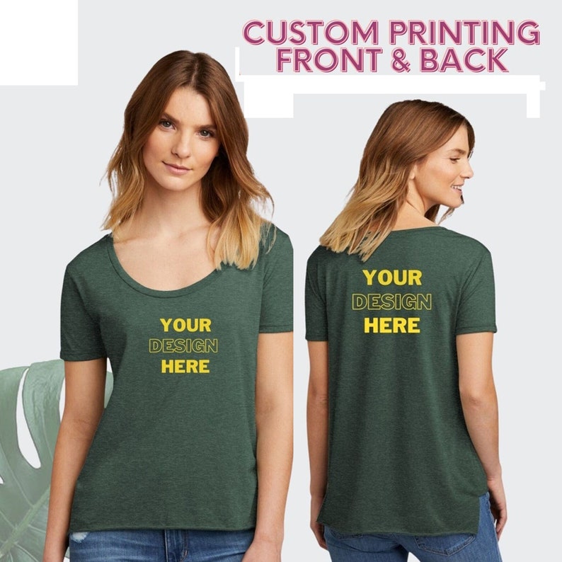 Może przedstawiać: Zielony t-shirt z okrągłym dekoltem i kr&oacute;tkimi rękawami. Na przodzie i tyle nadrukowany jest napis "YOUR DESIGN HERE" w kolorze ż&oacute;łtym.