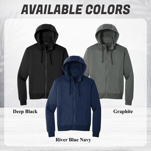 Pode incluir: A imagem mostra tr&ecirc;s casacos com capuz e z&iacute;per nas cores preto, azul marinho e cinza. O texto "AVAILABLE COLORS" est&aacute; no topo. Abaixo de cada casaco est&aacute; o nome da cor: "Deep Black", "River Blue Navy" e "Graphite".