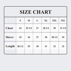 Pu&ograve; includere: Tabella delle taglie per abbigliamento con misure in pollici per petto, manica e lunghezza. Le taglie includono S, M, L, XL, 2XL e 3XL.