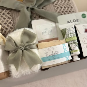 Memorial Service Gift Set Personalized Bereavement Bundle Premium Comfort Package Large Knit Blanket Custom Name Mug Comfort Socks Relaxing Tea Collection Luxury Candle Premium Care Items Golden Spoon Personal Message Card Complete Support
