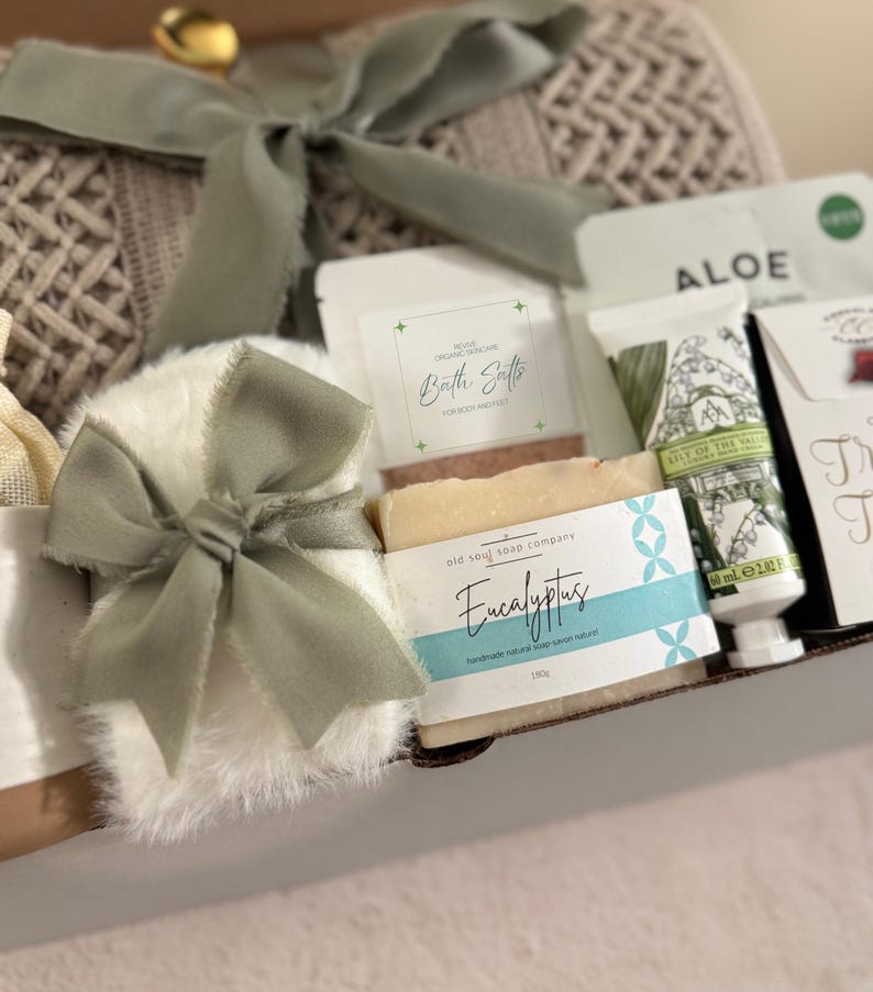 Memorial Service Gift Set Personalized Bereavement Bundle Premium Comfort Package Large Knit Blanket Custom Name Mug Comfort Socks Relaxing Tea Collection Luxury Candle Premium Care Items Golden Spoon Personal Message Card Complete Support