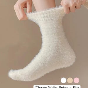 K&ouml;nnte beinhalten: Ein Paar flauschige wei&szlig;e Socken. W&auml;hlen Sie wei&szlig;, beige oder rosa.