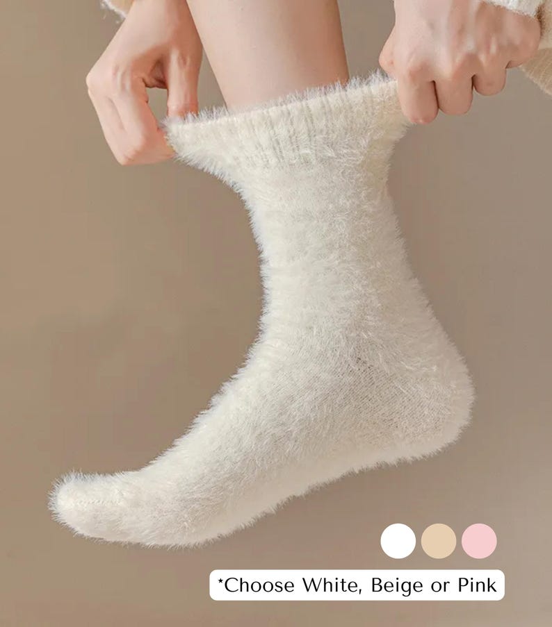 K&ouml;nnte beinhalten: Ein Paar flauschige wei&szlig;e Socken. W&auml;hlen Sie wei&szlig;, beige oder rosa.