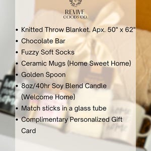 Puede incluir: Un conjunto de regalo de inauguraci&oacute;n de la casa con una manta de punto, una barra de chocolate, calcetines suaves y peludos, tazas de cer&aacute;mica, una cuchara dorada, una vela de mezcla de soja, cerillas en un tubo de vidrio y una tarjeta de regalo personalizada. Las tazas tienen el texto "Home Sweet Home". La vela tiene el texto "Welcome Home".