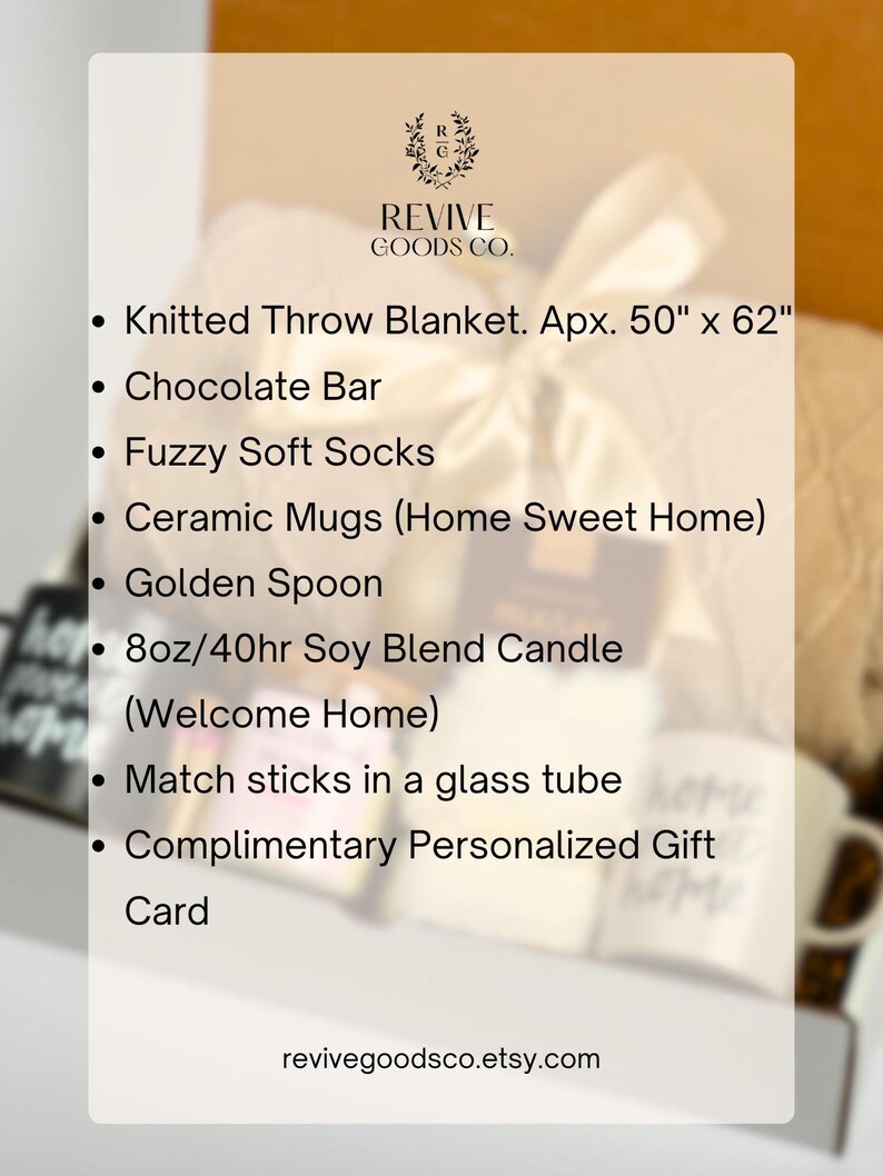 Puede incluir: Un conjunto de regalo de inauguraci&oacute;n de la casa con una manta de punto, una barra de chocolate, calcetines suaves y peludos, tazas de cer&aacute;mica, una cuchara dorada, una vela de mezcla de soja, cerillas en un tubo de vidrio y una tarjeta de regalo personalizada. Las tazas tienen el texto "Home Sweet Home". La vela tiene el texto "Welcome Home".