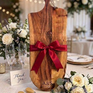 Planche à charcuterie personnalisée en bois d'acacia : plateau cadeau de mariage gravé personnalisé