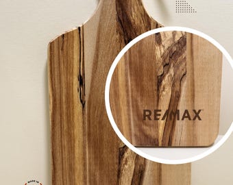Regalo corporativo navideño para cliente: tabla de cortar grabada personalizada; cesta de regalo para agente inmobiliario; tabla de embutidos personalizada para nuevo propietario.