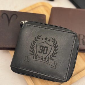 Herren Leder Geschenk Teenager Geschenk Brieftasche Teenager Sport Design für Geburtstag Papa Geschenk Vatertagsgeschenk Junge Erwachsene Seine Reißverschluss Brieftasche Geschenk