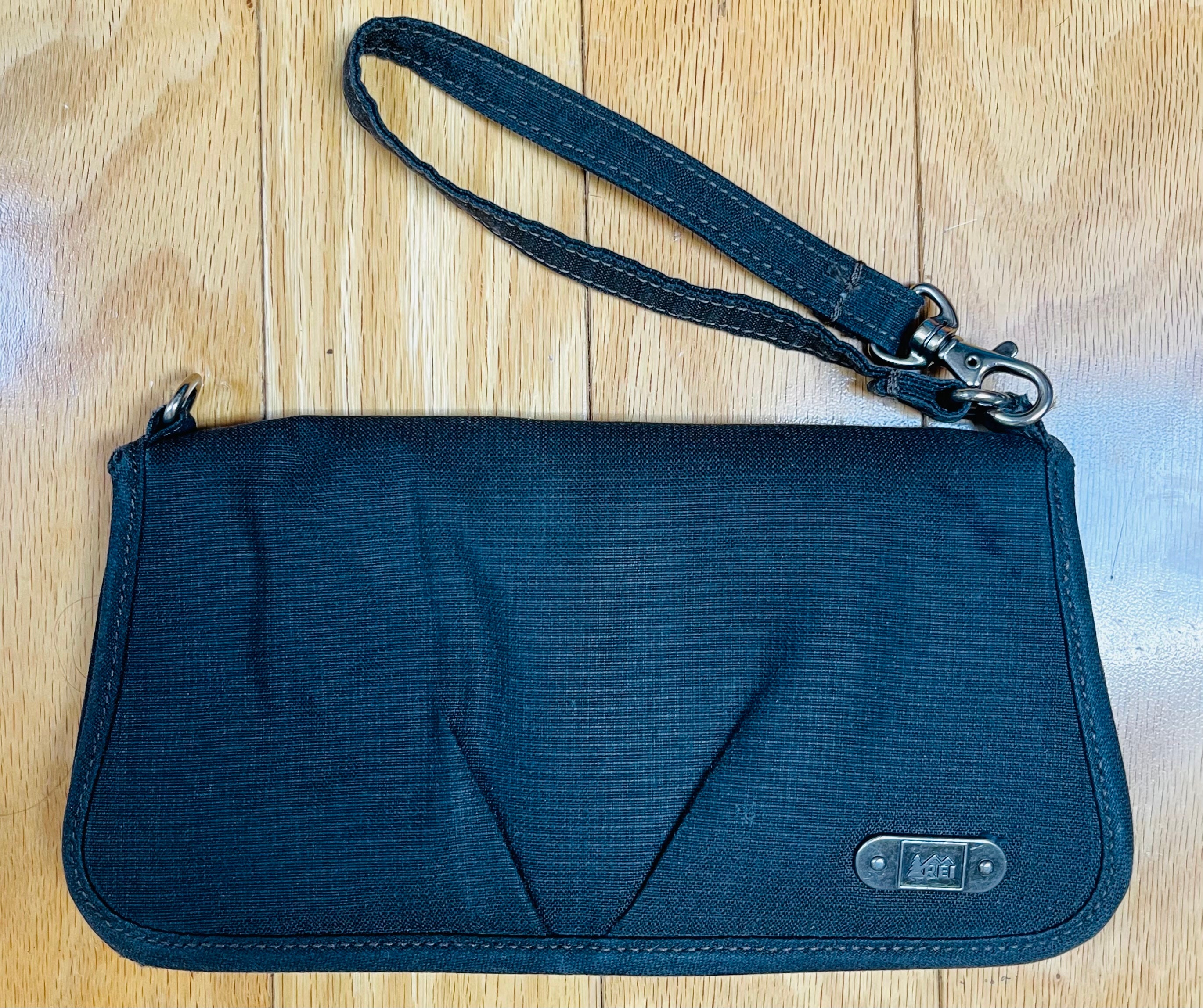 Cartera de muñeca vintage REI Belltown con cierre de cremallera en color gris carbón, resistente, para teléfono, pasaporte, club de viajes