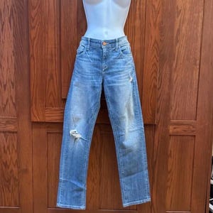 K&ouml;nnte beinhalten: Hellblaue Jeans aus Denim mit Destroyed-Details und gerader Passform.