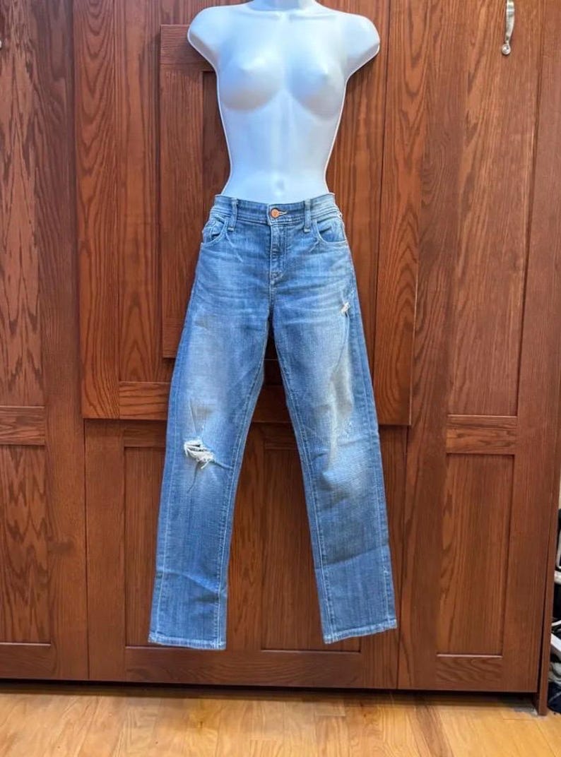 K&ouml;nnte beinhalten: Hellblaue Jeans aus Denim mit Destroyed-Details und gerader Passform.