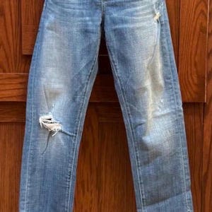 K&ouml;nnte beinhalten: Hellblaue Jeans aus Denim mit Destroyed-Details und gerader Passform.