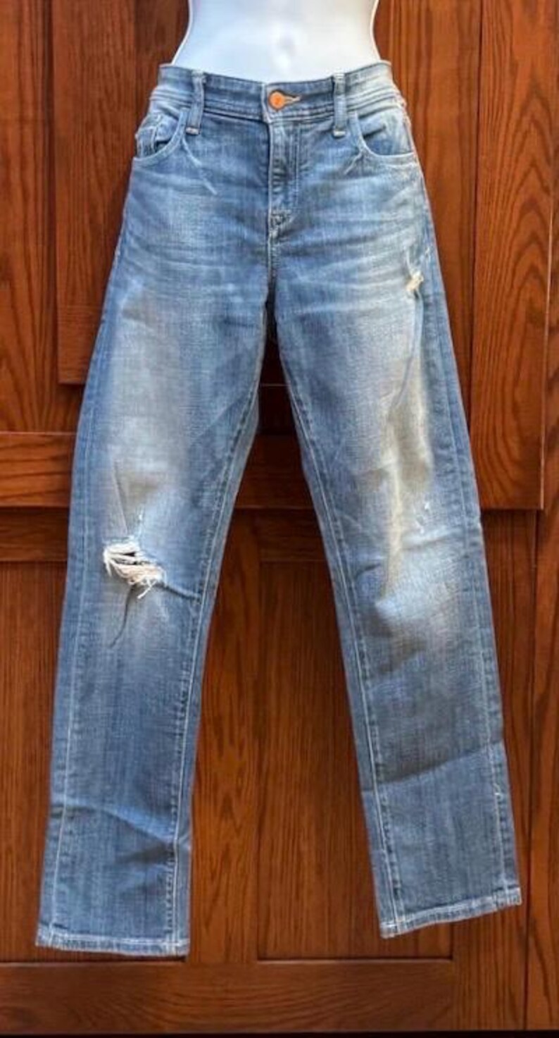 K&ouml;nnte beinhalten: Hellblaue Jeans aus Denim mit Destroyed-Details und gerader Passform.
