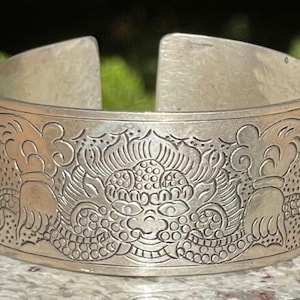 Bracciale rigido in pietra di luna fatto a mano